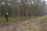 Policjanci i strażnicy leśni idą do lasu szukać zaginionego mężczyzny